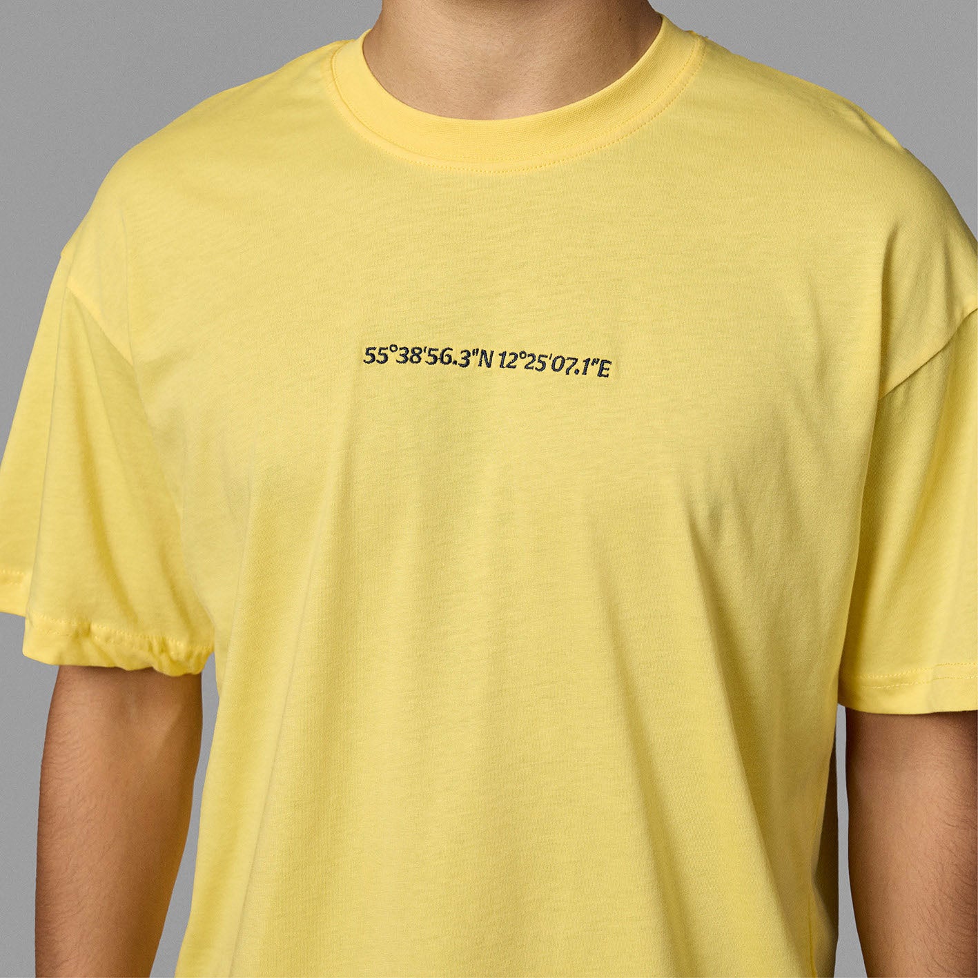 T-shirt - Gul med Stadion/Koordinater