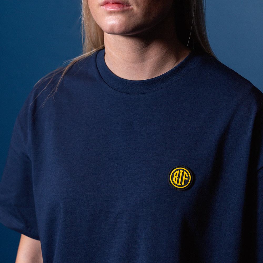 T-Shirt - Navy med BIF Badge