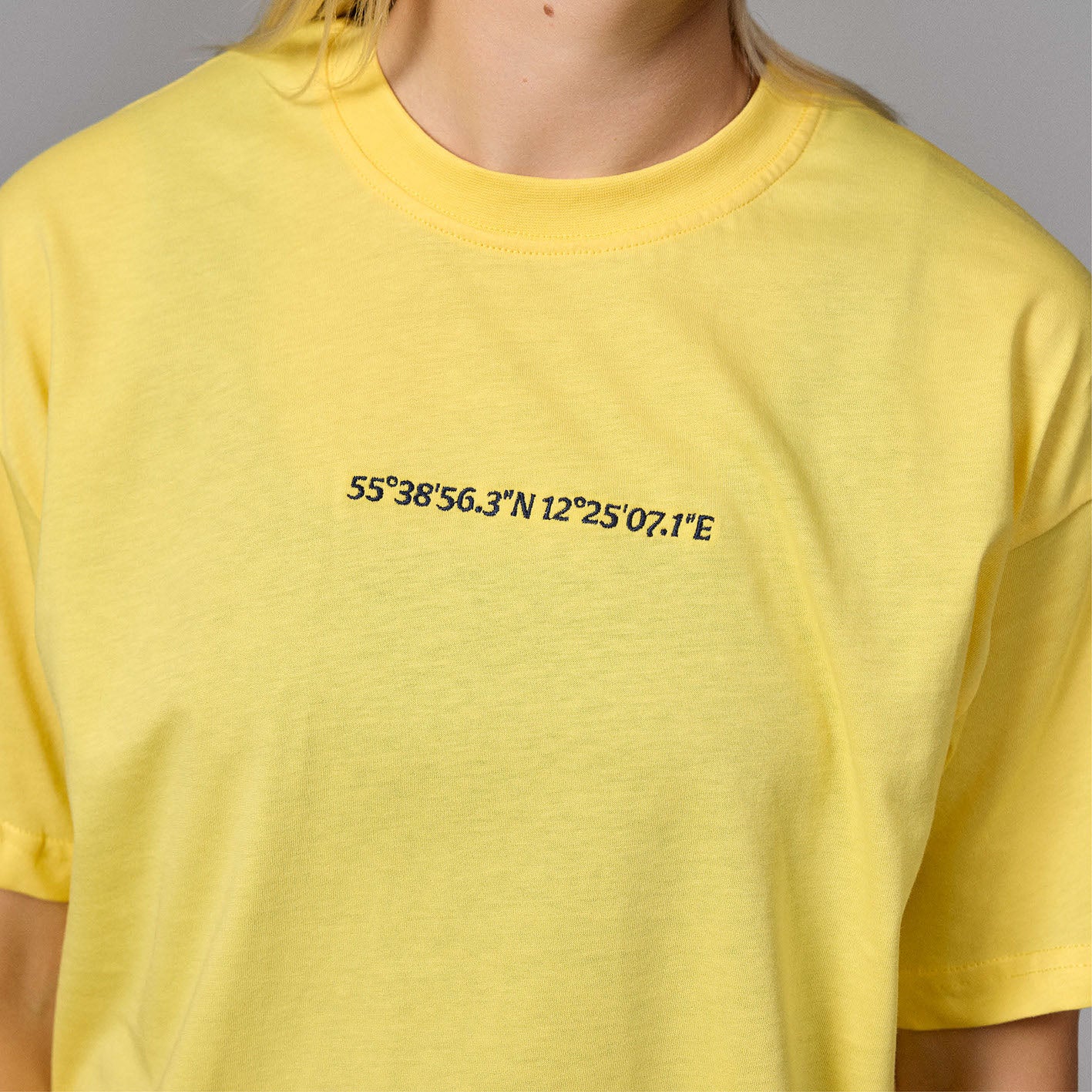 T-shirt - Gul med Stadion/Koordinater